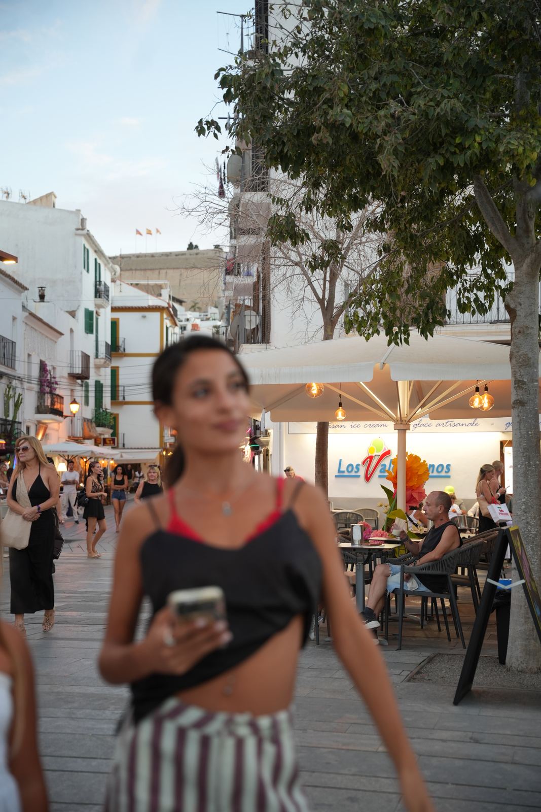 Morena recorriendo el casco antiguo de Ibiza