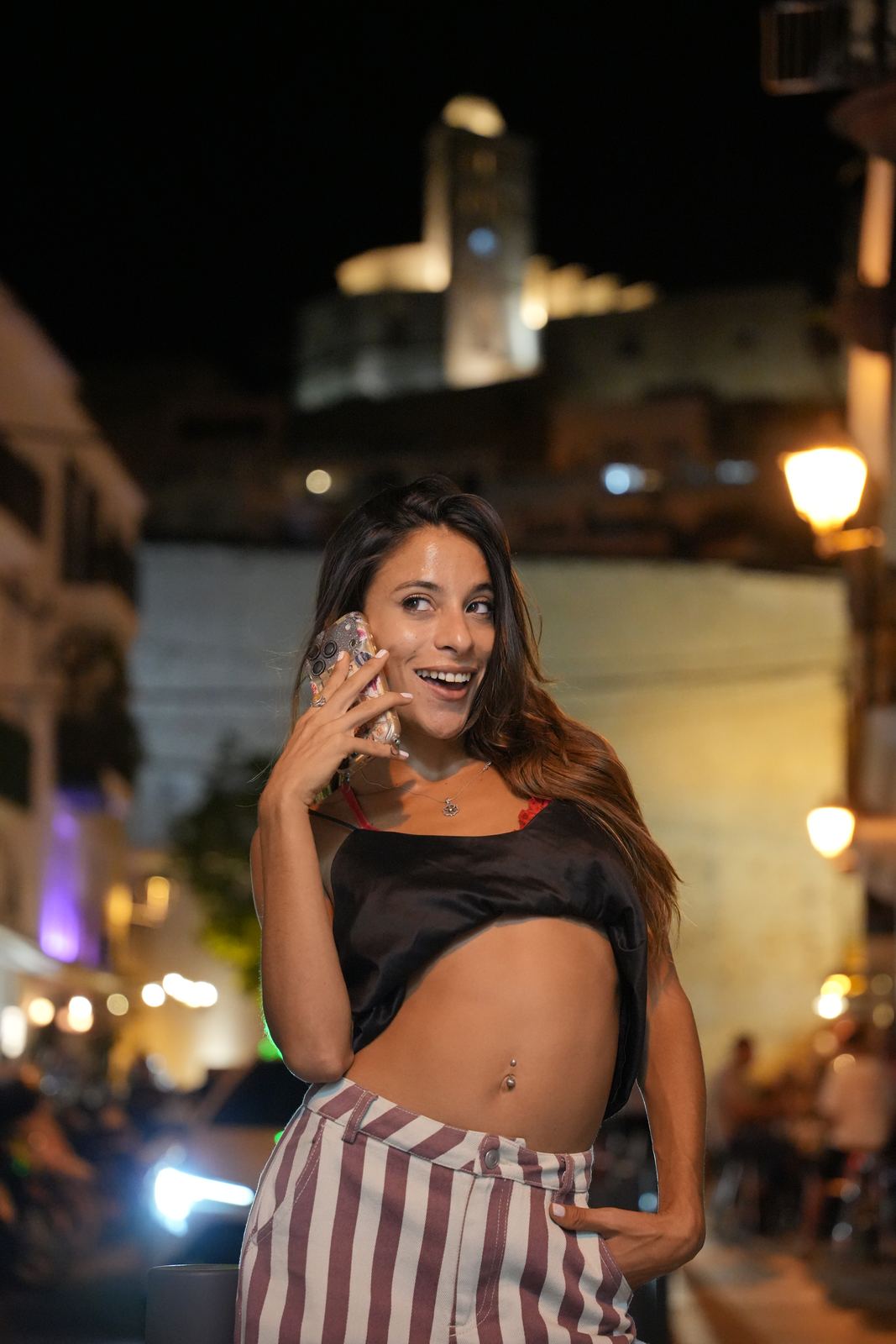Morena al teléfono en una noche de Ibiza